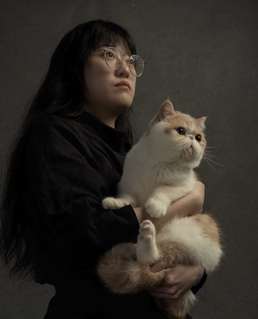 Yuanyuan holding cat